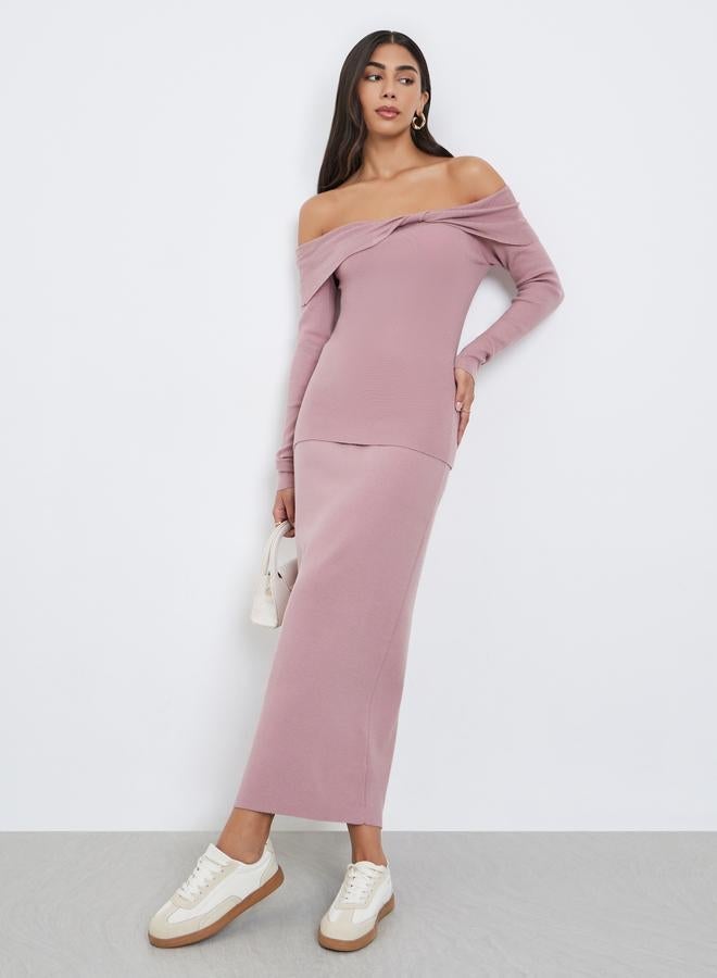 ستايلي بلوزة محبوكة سادة بأكتاف مكشوفة وتفاصيل ملفوفة - Image 2